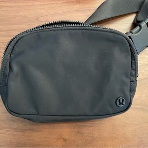 Lululemon belt bag in black